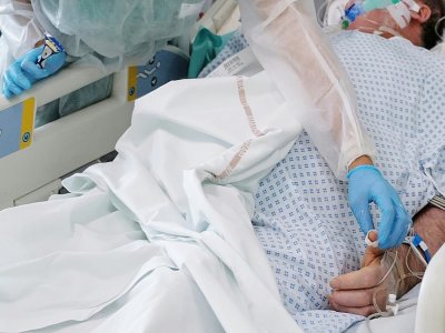 Un patient atteint du Covid à l'hôpital Pasteur à Colmar le 22 janvier 2021 - SEBASTIEN BOZON [AFP]