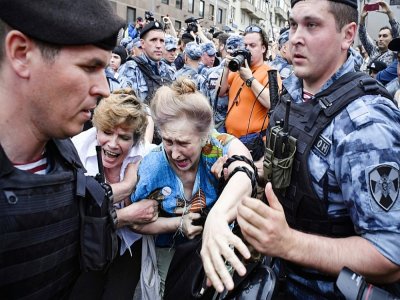 Des policiers arrêtent des participants à une manifestation, à Moscou le 13 juin 2019 - Alexander NEMENOV [AFP/Archives]