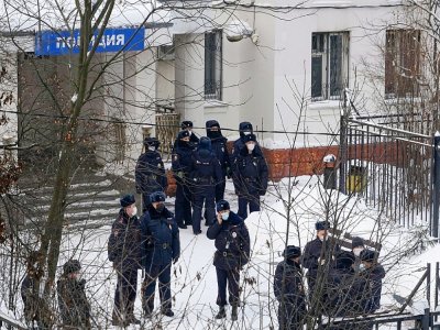 Des policiers à l'extérieur d'un commissariat où était entendu Alexei Navalny, à Khimki, le 18 janvier 2021 - Andrey BORODULIN [AFP]