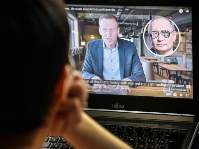Une femme regarde un documentaire d'Alexeï Navalny, à Moscou le 21 janvier 2021 - Alexander NEMENOV [AFP]