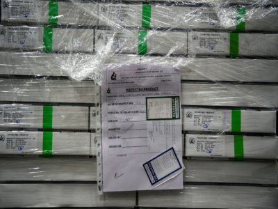 Des cartons contenant des flacons du vaccin AstraZeneca-Oxford dans une pièce de stockage réfrigérée à l'Institut Serum, le 22 janvier 2021 à Pune, en Inde - Punit PARANJPE [AFP]