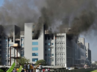 Des pompiers luttent contre un incendie qui s'est déclaré dans un bâtiment de l'Institut Serum, le 21 janvire 2021 à Pune, en Inde - - [AFP]