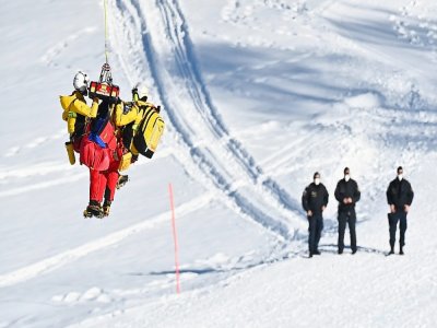 Le Suisse Urs Kryenbühl est hélitreuillé après une lourde chute lors de la première descente de Kitzbühel, le 22 janvier 2021 - Joe Klamar [AFP]