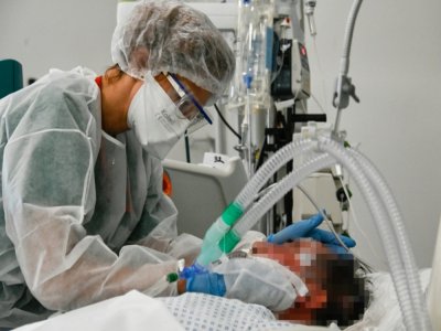 Un patient atteint du Covid-19 en réanimation à l'hôpital de Colmar, le 22 janvier 2021 - SEBASTIEN BOZON [AFP]