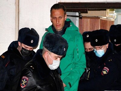L'opposant russe Alexei Navalny est escorté hors du poste de police de Khiki, dans la banlieue de Moscou, le 18 janvier 2021 - Alexander NEMENOV [AFP/Archives]