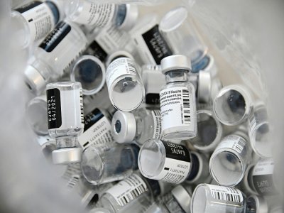 Fioles vides de vaccin Pfizer-BioNTech à l'hôpital Emile Muller à Mulhouse, le 8 janvier 2021 - SEBASTIEN BOZON [AFP/Archives]