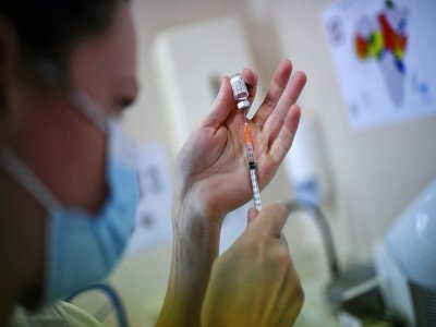 Préparation d'une dose de vaccin à l'Institut Pasteur à Paris, le 21 janvier 2021 - Christophe ARCHAMBAULT [AFP]