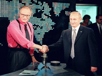 Larry King et Vladimir Poutine le 7 septembre 2000 - JOSHUA ROBERTS [AFP/Archives]