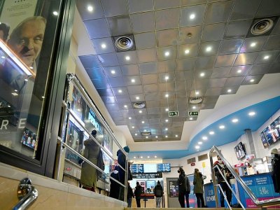 Des spectateurs arrivent au cinéma Renoir pour voir un film, le 8 janvier 2021 à Madrid - Gabriel BOUYS [AFP]