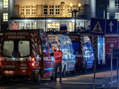 Les ambulances font la queue devant l'hôpital Santa Maria de Lisbonne le 22 janvier 2021 - CARLOS COSTA [AFP]