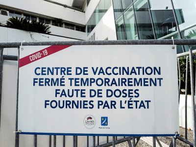 Un centre de vaccination fermé temporairement par manque de doses de vaccins, au Palais des festivals de Cannes, le 23 janvier 2021 - Valery HACHE [AFP]