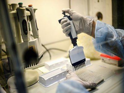 Une technicienne travaille sur le séquençage du génome du Sars-CoV-2 et de ses variants à l'Institut Pasteur, le 21 janvier 2021 à Paris - Christophe ARCHAMBAULT [AFP]