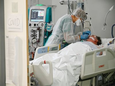 Une infirmière s'occupe d'un patient atteint du Covid-19, le 22 janvier 2021 à Colmar - SEBASTIEN BOZON [AFP]