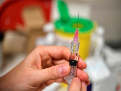 Une seringue contenant une dose du vaccin contre le Covid-19, le 20 janvier 2021 à Quimper - Fred TANNEAU [AFP/Archives]