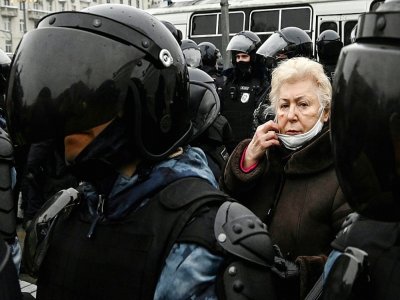 Une femme âgée participe à une manifestation en faveur de l'opposant russe Alexeï Navalny à Moscou le 23 janvier 2021 - Kirill KUDRYAVTSEV [AFP]