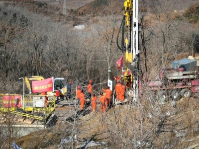 Des équipes de secours travaillent sur le site de la mine d'or de Qixia, où des mineurs sont bloqués sous terre, le 18 janvier 2021 en Chine - - [AFP]