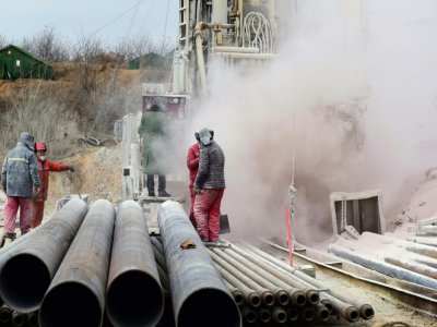 Des sauveteurs forent le sol pour essayer de libérer des mineurs bloqués sous terre, le 20 janvier 2021 à Qixia, en Chine - STR [CNS/AFP/Archives]
