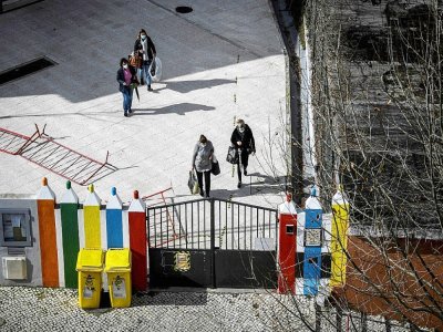 Des employés quittent une école fermée à Bobadela in Loures, dans la banlieue de lisbonne, le 22 janvier 2021 - PATRICIA DE MELO MOREIRA [AFP]