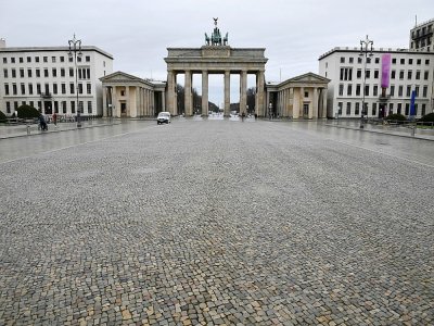 La Pariser Platz quasiment vide face à la porte de Brandebourg à Berlin le 22 janvier 2021 - Tobias Schwarz [AFP]