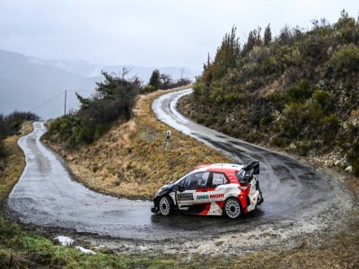 Sébastien Ogier négocie un virage au volant de sa Toyota sur les routes du Rallye de Monte-Carlo, près de Gap, le 22 janvier 2021 - PHILIPPE DESMAZES [AFP/Archives]