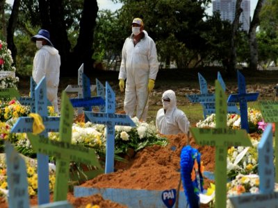 Des employés des services funéraires au travail dans le cimetière de Nossa Senhora Aparecida, à Manaus au Brésil le 22 janvier 2021 - MARCIO JAMES [AFP]