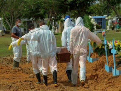 Des employés portent un cercueil d'une victime du Covid-19 dans le cimetière de Nossa Senhora Aparecida à Manaus, au Brésil, le 22 janvier 2021 - MARCIO JAMES [AFP]