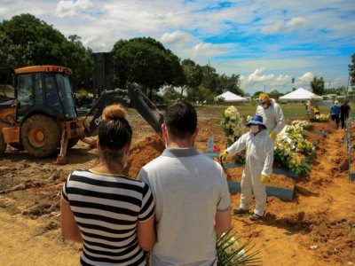 Enterrement d'une victime du Covid-19 dans le cimetière de Nossa Senhora Aparecida à Manaus, au Brésil, le 22 janvier 2021 - MARCIO JAMES [AFP]