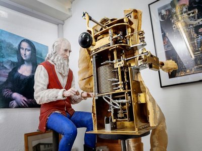 Un automate représentant Léonard de Vinci en train d'écrire, dans l'atelier du maître suisse François Junod le 19 janvier 2021 - Fabrice COFFRINI [AFP]