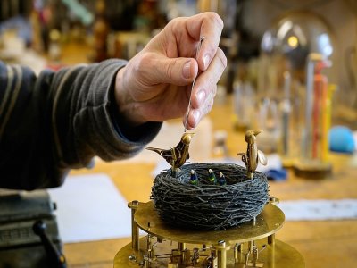 Des oiseaux mécaniques dans l'atelier du maître suisse François Junod, le 19 janvier 2021 - Fabrice COFFRINI [AFP]