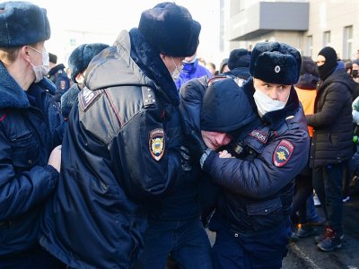 Des policiers arrêtent un manifestant lors d'un rassemblement de soutien à l'opposant russe Alexeï Navalny, le 23 janvier 2021 à Vladivostok - Pavel KOROLYOV [AFP]