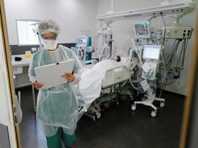 Un patient atteint du Covid-19 dans l'unité de réanimation de l'hôpital Pasteur de Colmar, le 22 janvier 2021 - SEBASTIEN BOZON [AFP]
