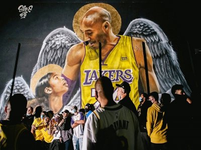 Des supporters sont rassemblés, le 11 octobre 2020 à Los Angeles, devant une fresque murale représentant la star des Los Angeles Lakers, Kobe Bryant, et sa fille Gianna, décédés dans un accident d'hélicoptère, le 26 janvier 2020 - Brandon Bell [GETTY IMAGES NORTH AMERICA/AFP/Archives]