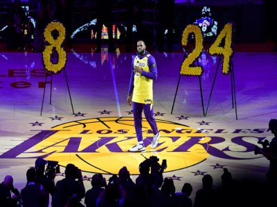 La star des Los Angeles Lakers, LeBron James, rend hommage à Kobe Bryant, décédé dans un accident d'hélicoptère, lors d'une cérémonie le 31 janvier 2020 au Staples Center à Los Angeles, avant le match de NBA contre les Portland Trail Blazers - Frederic J. BROWN [AFP/Archives]