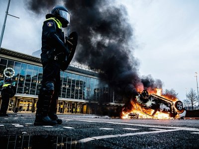 Un véhicule en feu devant la gare d'Eindhoven, aux Pays-Bas, le 24 janvier 2021 - ROB ENGELAAR [ANP/AFP]