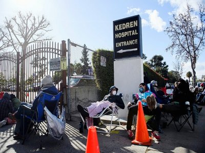 Des personnes sans rendez-vous attendent de recevoir une vaccination contre le Covid-19 devant un hôpital de Los Angeles, le 25 janvier 2021 - Patrick T. FALLON [AFP]