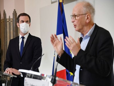 Le ministre de la Santé Olivier Véran et le professeur Alain Fischer, le "Monsieur Vaccin" du gouvernement, lors d'une conférence de presse le 26 janvier 2021 à Paris - Bertrand GUAY [POOL/AFP]