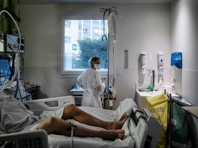 Dans la chambre d'un patient atteint du Covid-19 dans le service de réanimation de l'hôpital de Lyon-sud, à Pierre-Bénite, le 25 janvier 2021 - JEFF PACHOUD [AFP]
