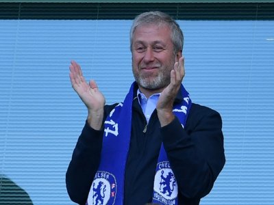 La joie du propriétaire de Chelsea, le Russe Roman Abramovich, lors de la remise du titre de champion de Premier League, le 21 mai 2017 à Londres, après le match contre Sunderland - Ben STANSALL [AFP/Archives]