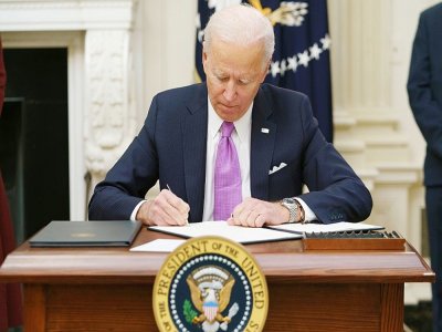 Le président Biden signe des décrets relatifs à la crise sanitaire à la Maison Blanche, le 21 janvier 2021 - MANDEL NGAN [AFP]