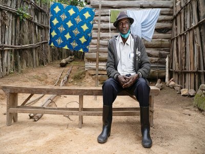 Le Rwandais Aaron Kabogora, témoin oculaire qui a perdu dix membres de sa famille dans le génocide. A Bisesero, le 2 décembre 2020 - Simon Wohlfahrt [AFP]