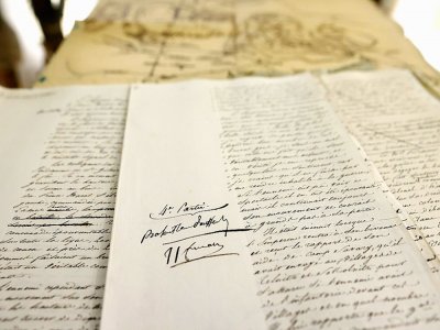 Le manuscrit annoté par Napoléon, exposé dans une galerie parisienne avant sa mise en vente, le 25 janvier 2021 - Thomas COEX [AFP]