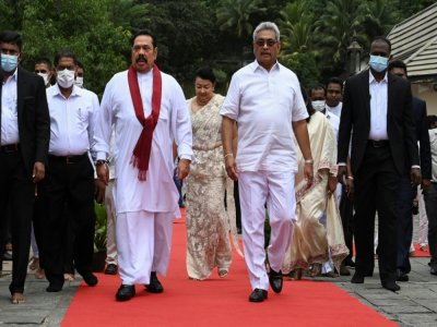 Le président sri-lankais Gotabaya Rajapakse (2eD) et le Premier ministre Mahinda Rajapakse (2eG), au temple de la Dent à Kandy au Sri Lanka le 12 août 2020 - LAKRUWAN WANNIARACHCHI [AFP/Archives]