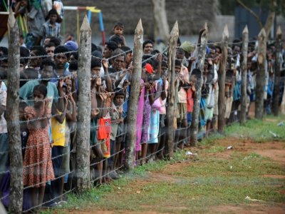 Des civils tamouls déplacés durant le conflit séparatiste au Sri Lanka, le 29 avril 2009 au camp de Kadirgamh à Cheddikulam dans le Nord du Sri Lanka - Pedro UGARTE [AFP/Archives]