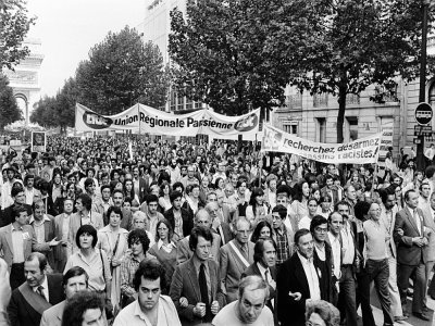 Manifestation sur les Champs-Elysées à Paris le 4 octobre 1980, au lendemain de l'attentat ayant visé la synagogue de la rue Copernic - GEORGES GOBET [AFP/Archives]