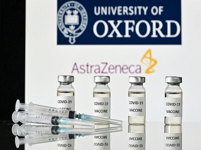 Illustration de doses et seringues pour le vaccin contre le Covid-19, le 17 novembre 2020 à Londres, avec le logo de l'université d'Oxford et de son partenaire britannique AstraZeneca - JUSTIN TALLIS [AFP/Archives]