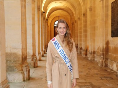 Amandine Petit espère bientôt pouvoir rencontrer les Normands, avec son écharpe de Miss France.