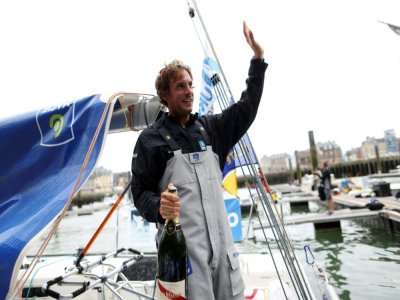 Le skipper français Charlie Dalin, à bord de son monocoque "Macif 2015", célèbre sa 3e place dans la Solitaire du Figaro, le 23 juin 2017 à Dieppe - CHARLY TRIBALLEAU [AFP/Archives]