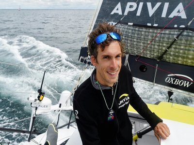 Le skipper français Charlie Dalin, à bord de son monocoque "Apivia", le 19 juin 2020 au large de Port-la-Forêt - JEAN-FRANCOIS MONIER [AFP/Archives]