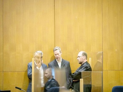 Stephan Ernst (c) discute avec ses avocats Mustafa Kaplan (g) et Joerg Hardies (d) au tribunal de Francfort, le 12 janvier 2021 - Thomas Lohnes [POOL/AFP/Archives]