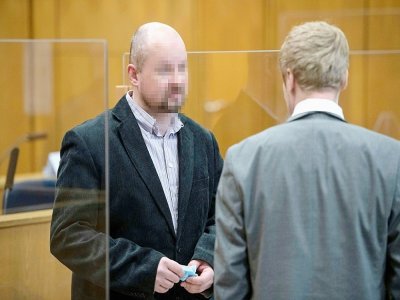 Son complice présumé, Markus Hartmann (g) parle avec son avocat Bjoern Clemens (d) au tribunal à Francfort, le 8 décembre 2020 - Thomas Lohnes [POOL/AFP/Archives]